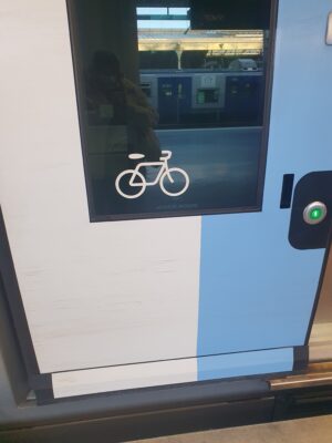 Porte d'accès au train avec un pictogramme représentant un vélo