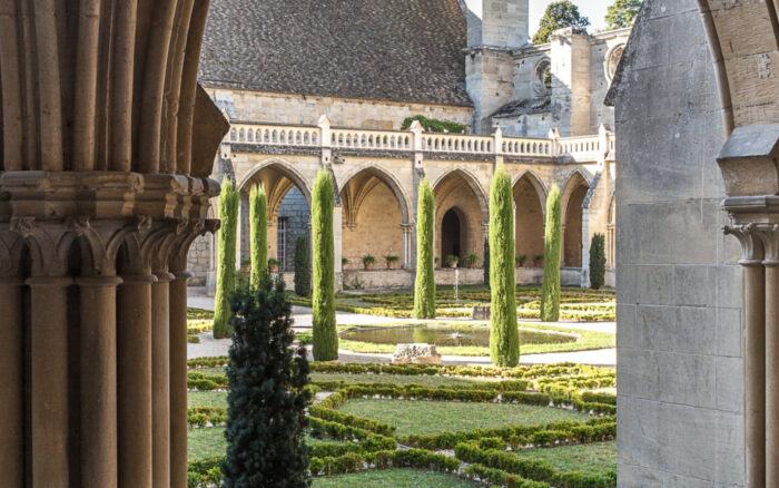 Jardin de l'Abbaye de Royaumont, entouré des anciens batiments constitués d'arches et de colonnes