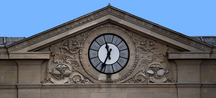 Gros plan sur une des façades de la Gare du Nord ornée d'une horloge