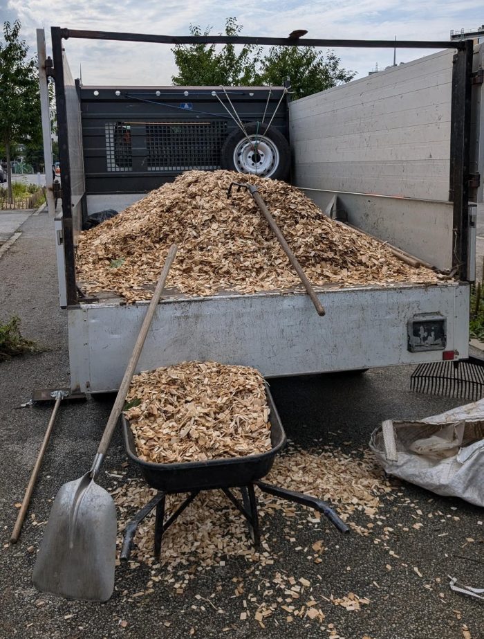 Photo d'un camion chargé de broyat forestier apporté par les équipes d'Hélène