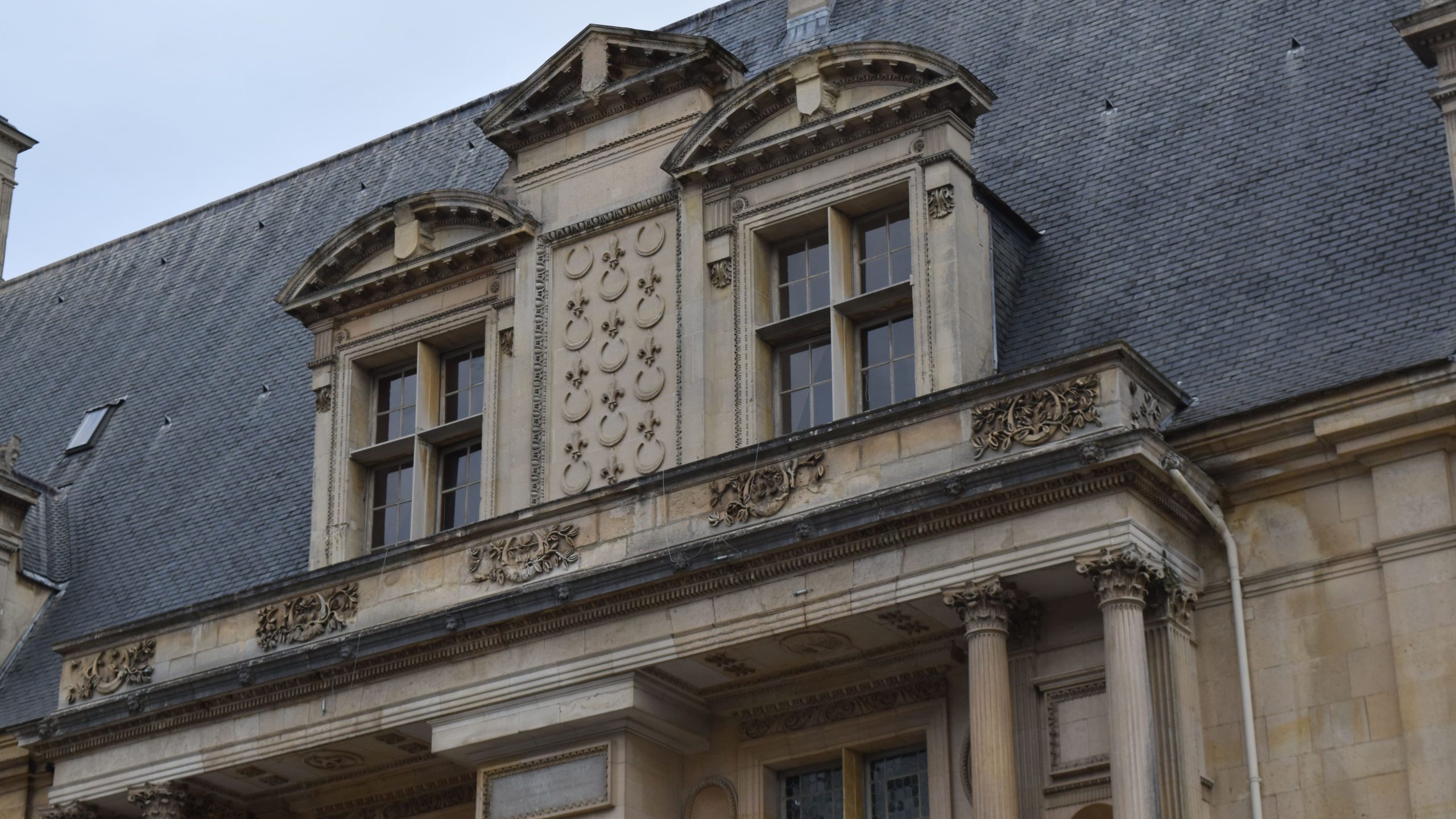 photos d'une façade de la cours intérieure du château d'Ecouen ornée de symboles royaux