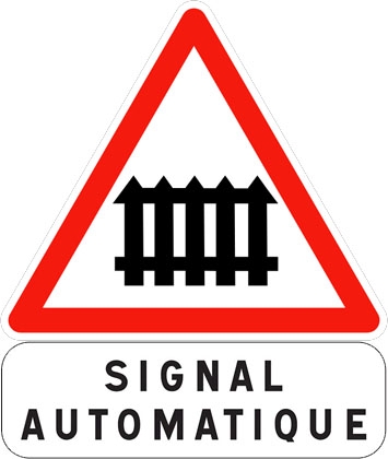 Panneau routier signalant un passage à niveau