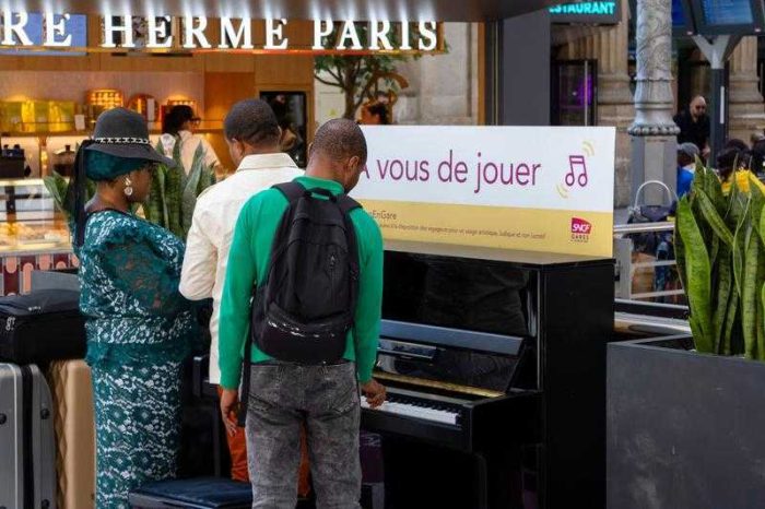 Piano en gare avec une maman et ses deux grands enfants