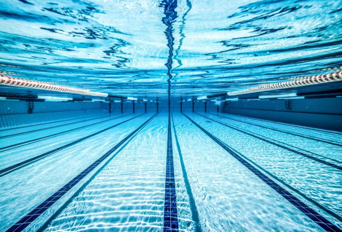 Photo sous marine d'une piscine, on distingue les lignes de nage.