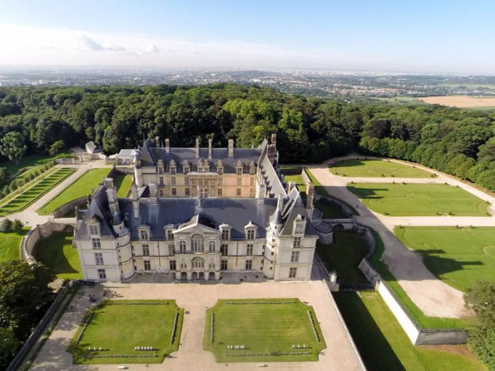 Vue aérienne du chateau musée d'Ecouen et de son parc à la française