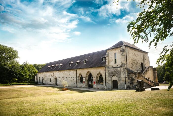 Photo de l'abbaye de Maubuisson sous un ciel bleu
