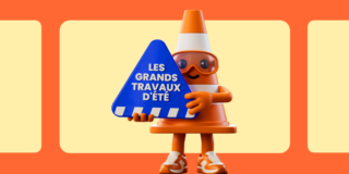 Illustration d'un personnage représentant un plot de travaux, et tenant dans ses mains un panneau "les grands travaux d'été"